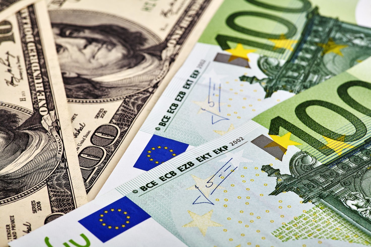 Dollar v. Доллар и евро. Евро валюта. Иностранная валюта. Евро против доллара.