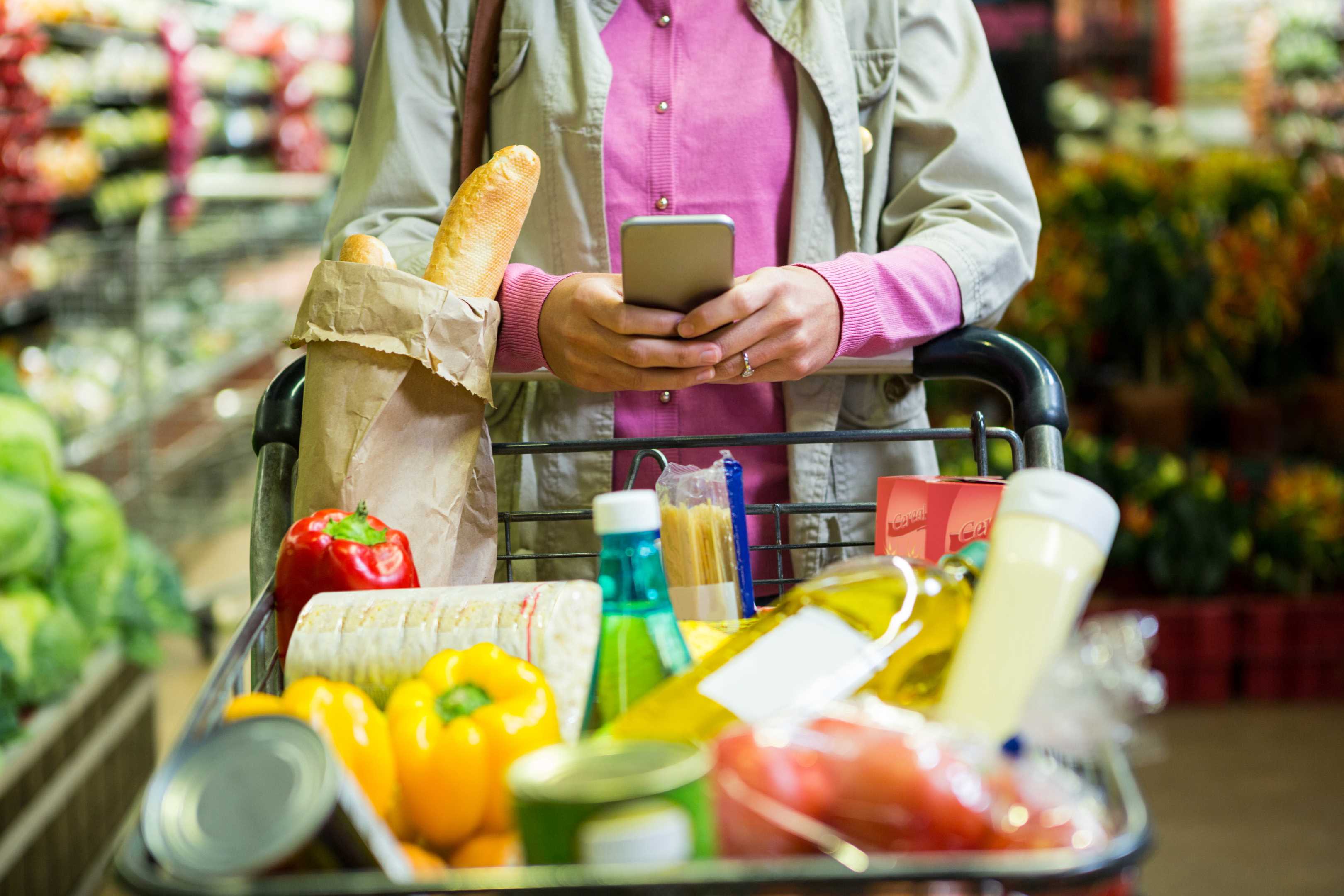 Покупайте в другом месте в. Продукты в супермаркете. Шоппинг в продуктовом магазине. Магазин продукты. Продуктовый магазин.